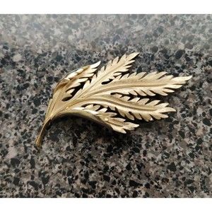 Vintage TRIFARI Brooch Pin Leaf Leaves Gold Tone Approx 2x4"
